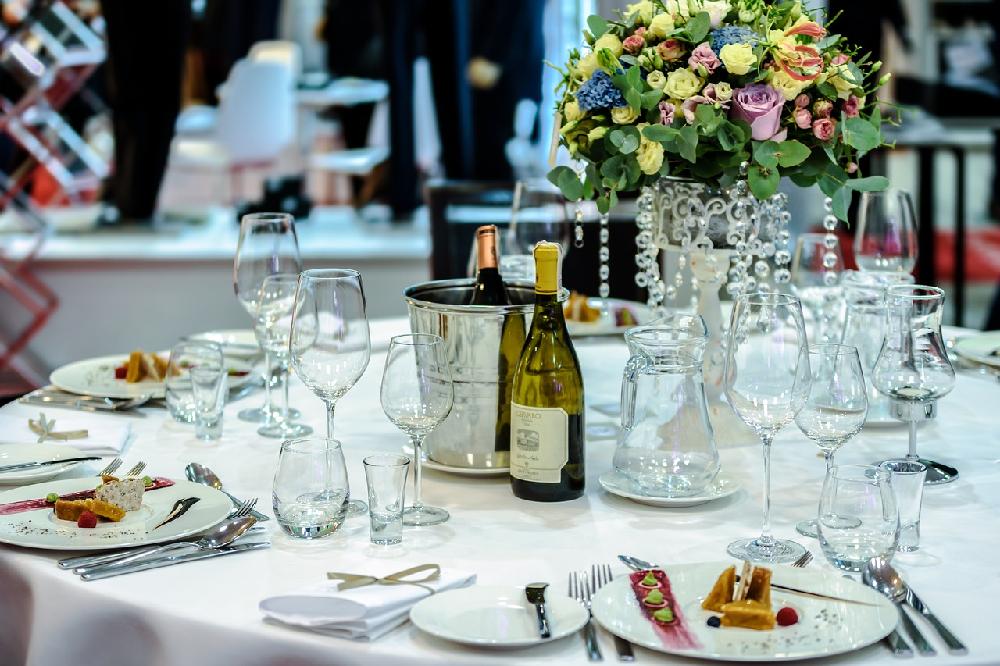 Gustowne stylizacje sali weselnej — Sprawdź jak oczarować gości weselnych i urządzić niezapomniane wesele!